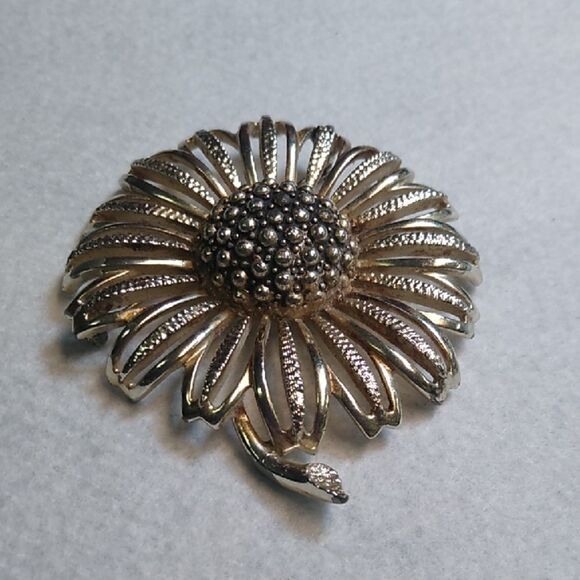 Elegant Sarah Coventry Silver Tone Metal Flower Brooch Cottagecore Grandmacore - Picture 1 of 6